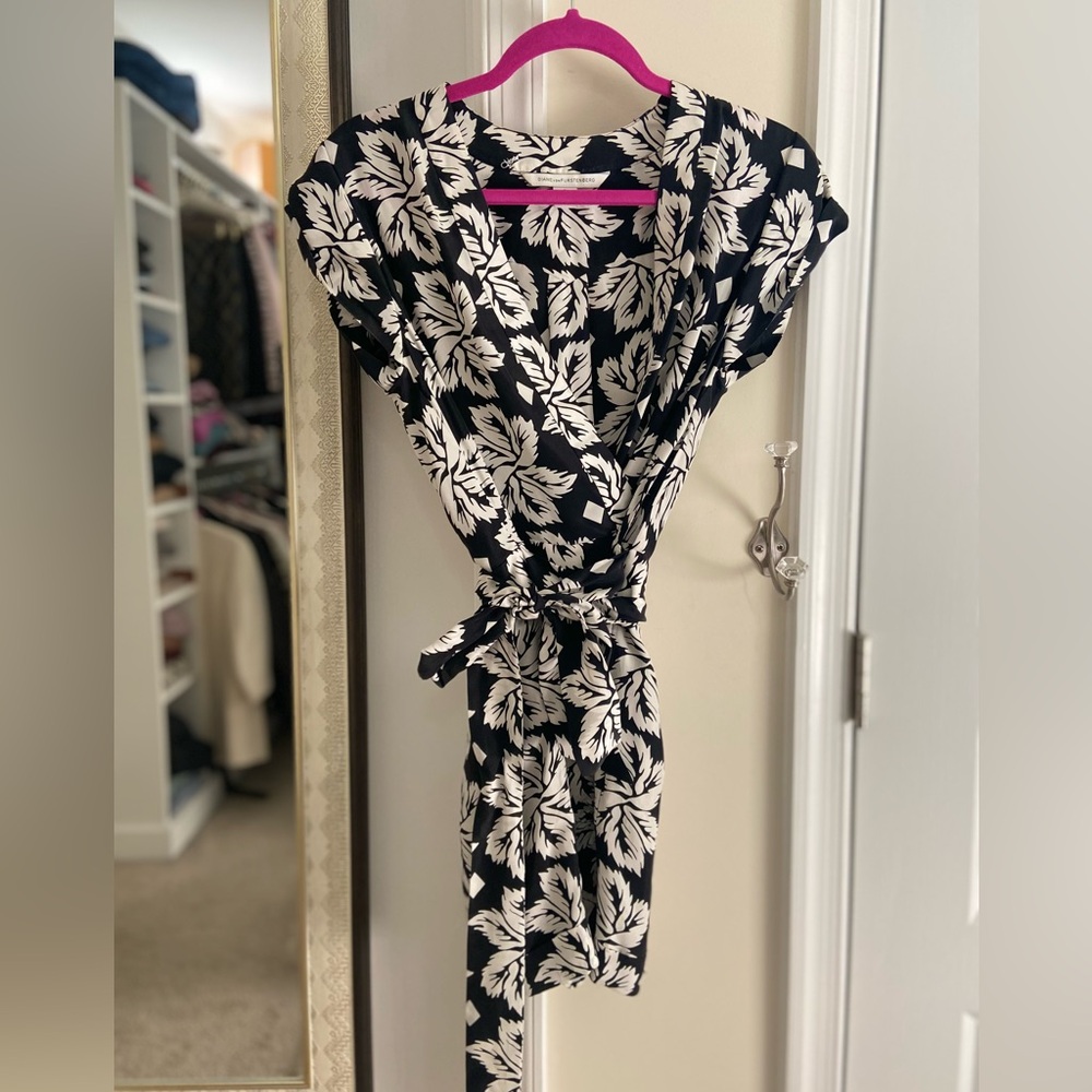 Size 6 Diane von Ferstenberg silk shorts romper